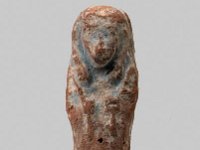 Aeg T 18  Aeg T 18, Dritte Zwischenzeit, Uschebti, Roter Ton, H 6,3 cm, B 1,8 cm, T 2,0 cm : Bestandskatalog €gypten, Museumsfoto: Claus Cordes